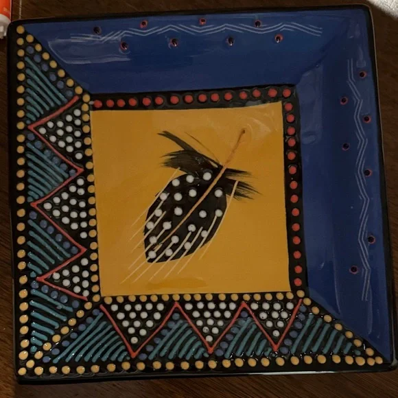 Beautiful 7” African Pottery plate - signed by the artist. Vibrant colors 😍 - Picture 8 of 8